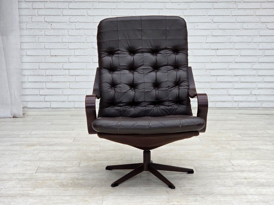 Image 1 of Sillón giratorio escandinavo de los años 70, tapizado en cuero original con patchwork.