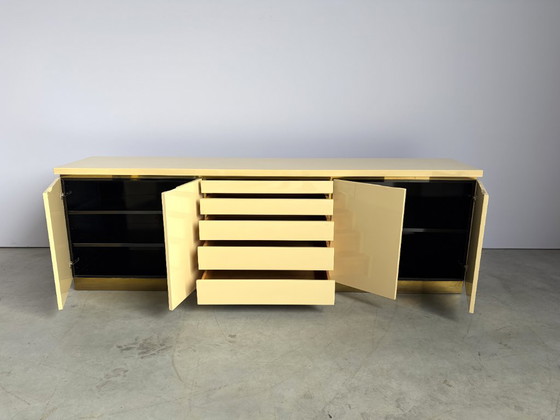 Buffet bas en laiton et laque par Jean Claude Mahey, années 1970 – Bois (photo 3 of 8)