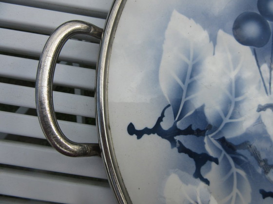 Image 1 of Vassoio rotondo vintage in ceramica e metallo, probabilmente di produzione olandese.