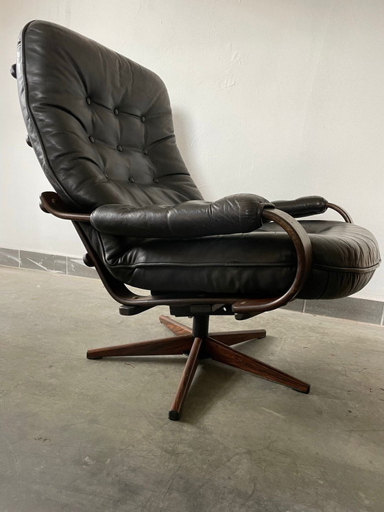 Image 1 of Draaibare loungestoel in Scandinavische stijl, zwart leer, met gebogen houten frame, jaren 70