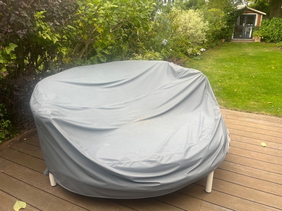 Image 1 of Sofá exclusivo para terraza: el Lovebed de P. Urquiola para Cassina.