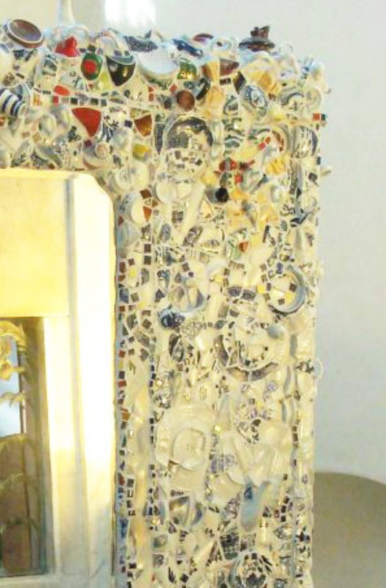 Image 1 of Eun Young Lee - ‘China cabinet’ – Mosaico, porcellana rotta su legno con specchio