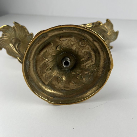 Image 1 of Zwei zweiarmige Leuchter aus vergoldetem Messing im Rokoko-Stil Louis XV, Anfang 20. Jahrhundert.