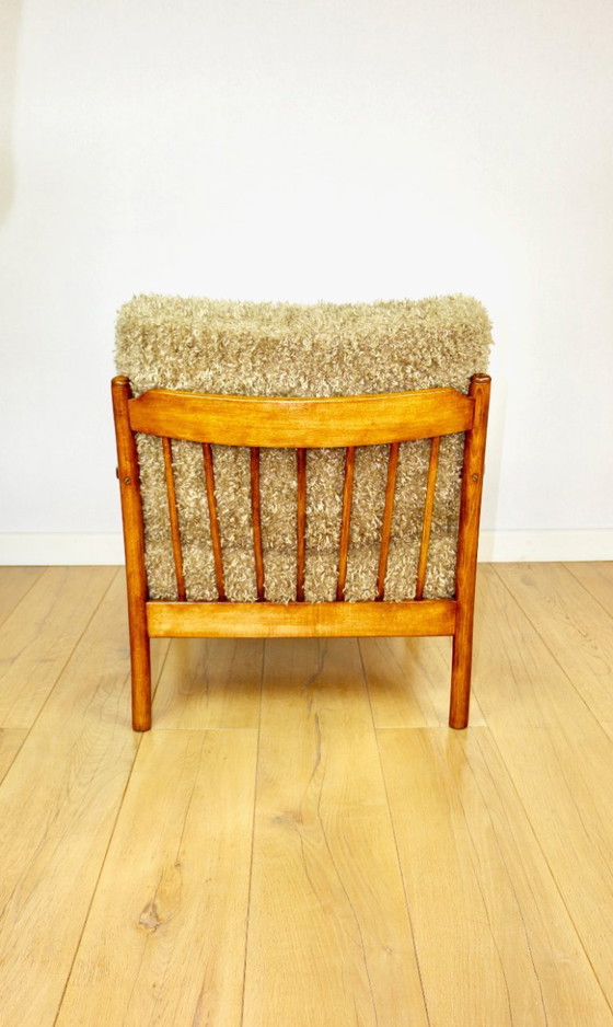 Image 1 of Poltrona vintage in legno marrone, verde oliva, con cuscini a pelo lungo sfoderabili.