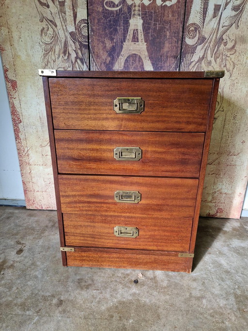 Cassettiera classica antica in legno in stile "cassapanca da campagna" con piano in pelle rossa