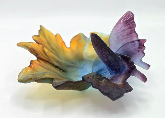 Image 1 of DAUM – Glazen pastahouder/ringhouder met de afbeelding van een vlinder met wijnblad, gesigneerd.