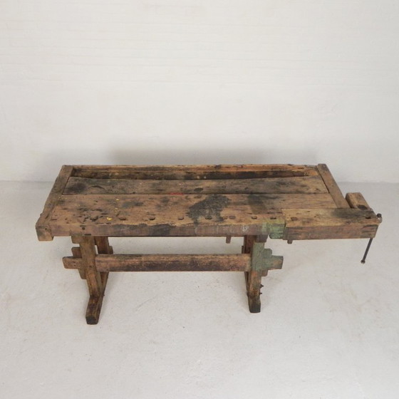 Banco de trabajo industrial de madera con tornillo de banco, 194 cm de largo, década de 1930. (photo 5 of 34)