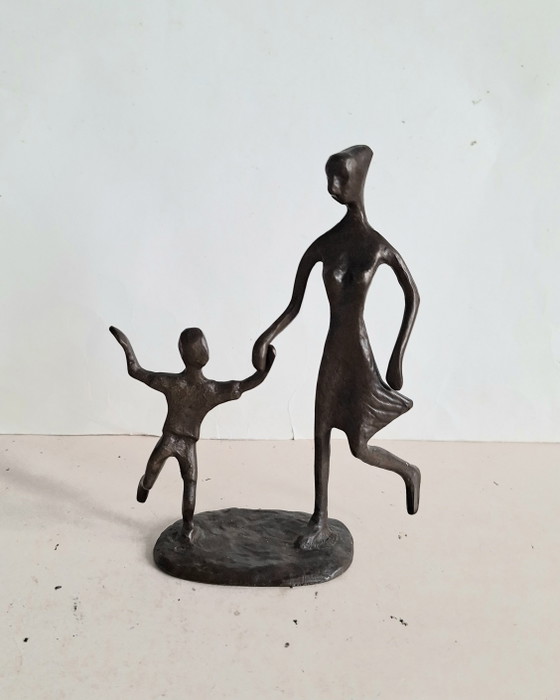 Bodrul Khalique, artista visual. Figurilla de bronce que representa a una madre y su hijo. Año 1978. (photo 3 of 8)