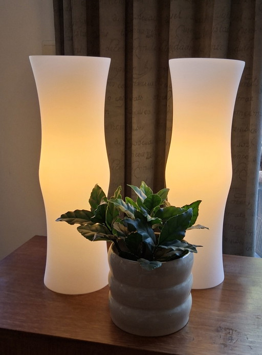 2 grote tafellampen wit glas , made in Denmark by Frandsen jaren 90