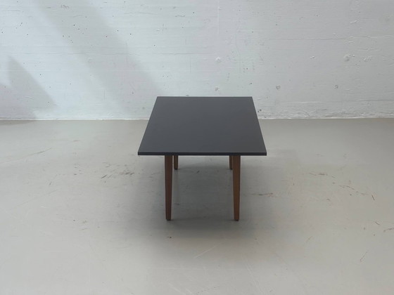 Table de salle à manger moderne de style mid-century, structure en frêne noir et bois (photo 8 of 12)