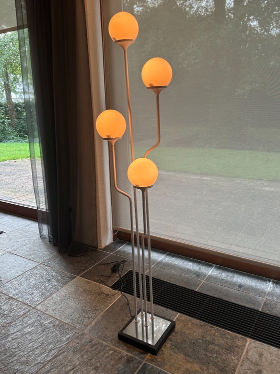 Lampadaire Goffredo Reggiani à globe en verre – Blanc – Italie – Années 1960 – Fer (photo 2 of 5)