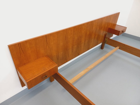 Image 1 of Vintage modernistisch tweepersoonsbed uit de jaren 60, gemaakt van teakhout en zwart metaal, met geïntegreerde nachtkastjes.