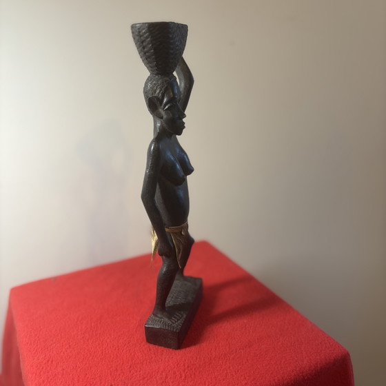 Image 1 of Afrikaanse vrouw met mandje op haar hoofd