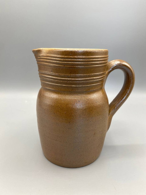 Berry Stoneware Pitcher, Handmade, Amber Brown, Turned Grooves – servies