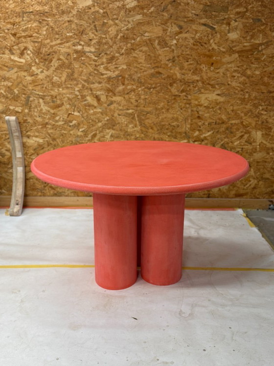 Image 1 of Table ronde en Mortex couleur corail - avec 3 pieds dia 120cm