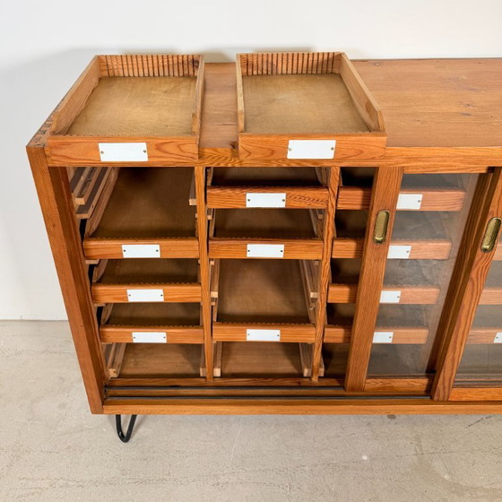 Armadio di Smistamento Tedesco Vintage / Credenza con 24 Cassetti – Pino Massiccio – Credenze, Legno, Ferro (photo 6 of 13)