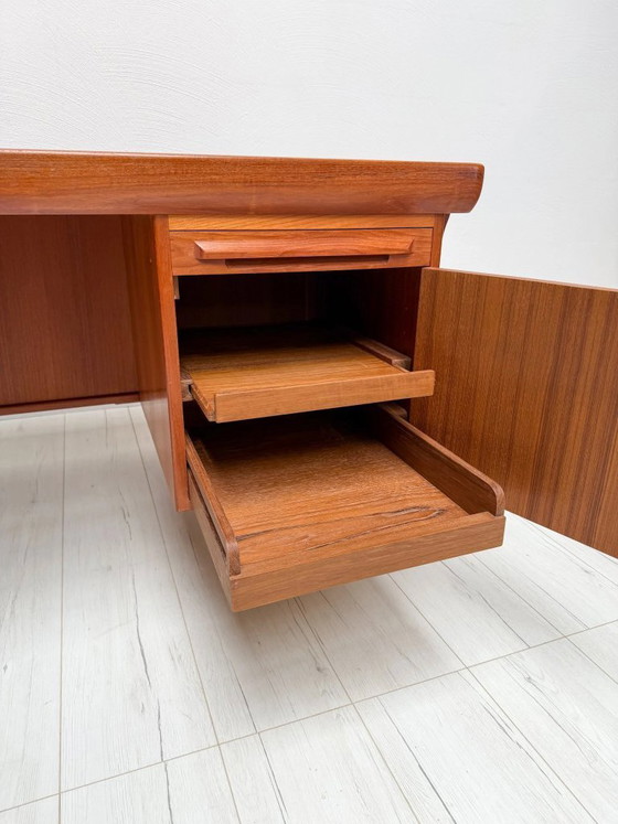Image 1 of Vintage Deens design teakhouten directiebureau van Ib Kofod-Larsen, mid-century modern schrijfbureau, jaren 60