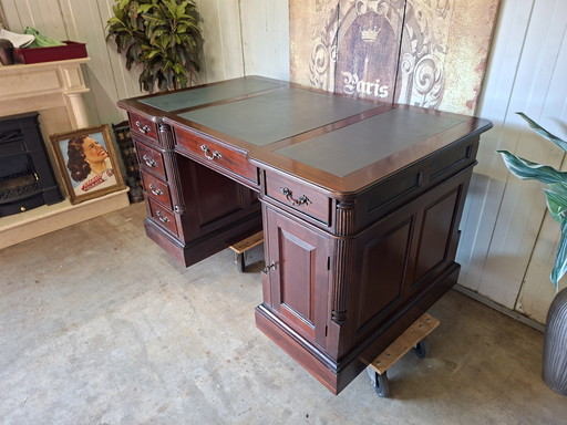 Klassischer englischer doppelseitiger Schreibtisch, Schreibtischschrank mit den Maßen 150x90cm und 80cm Höhe.