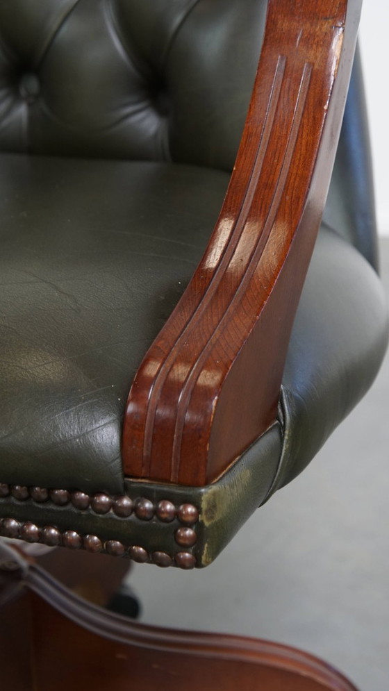 Image 1 of Sedia da ufficio chesterfield in pelle di vacchetta verde in stile inglese su rotelle