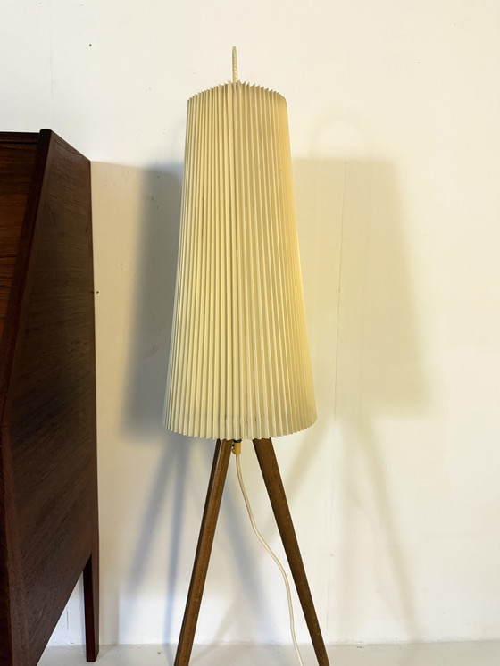 Image 1 of Vintage teakhouten tripod vloerlamp met plussékap ‘60