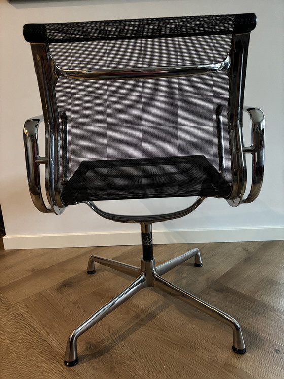 Image 1 of EAMES EA108 STOEL ZWART NETWEAVE ALUMINIUM FRAME VITRA