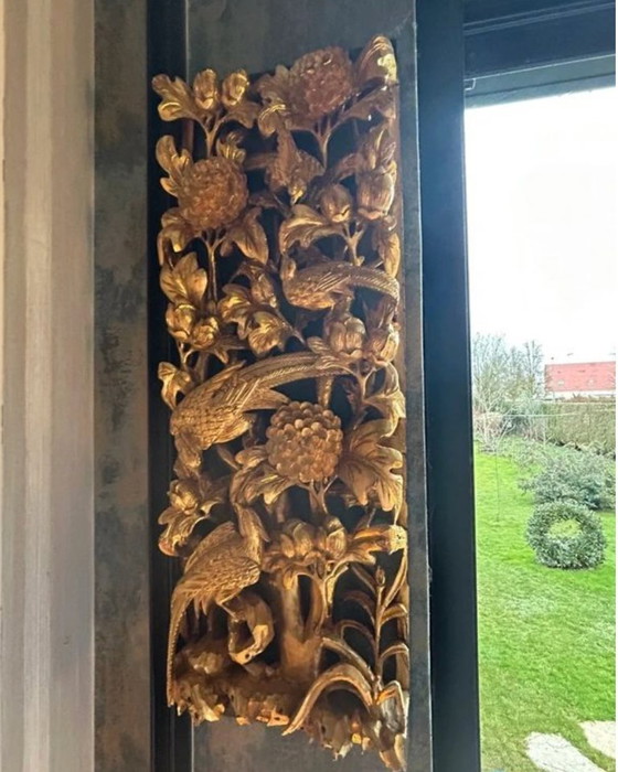Image 1 of Haut-relief chinois en bois sculpté et doré – Décor d’oiseaux et fleurs – Art asiatique XXe siècle
