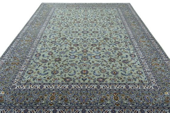 Image 1 of Tappeto in sughero Kashan annodato a mano – 423 x 304 cm – Pregiato tappeto orientale color verde pistacchio con motivi floreali