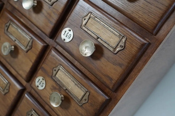 Image 1 of Vintage Duitse eiken apothekers- / spaarkast, jaren 1950