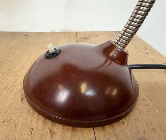 Image 1 of Lampe de table vintage en bakélite brune à col de cygne, années 1950