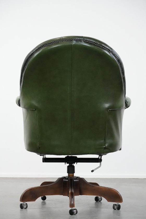 Image 1 of Grand fauteuil de bureau Chesterfield en cuir de vachette vert de style anglais, sur roulettes et à dossier haut.