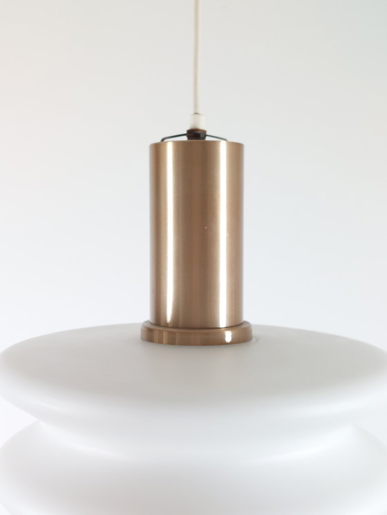 Image 1 of Suspension vintage en verre opale, style milieu du XXe siècle, époque spatiale de la RDA