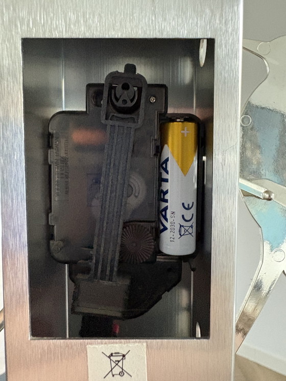 Image 1 of Reloj de diseño moderno Karlsson Woodpecker en acero inoxidable