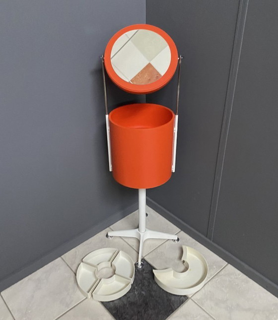 Image 1 of Una mesa de maquillaje redonda naranja de Bremshey, década de 1970