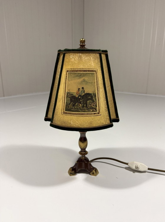Lámpara de mesa de latón con pantalla con escena de caza, década de 1950. – Lámparas de mesa, Brass (photo 12 of 17)