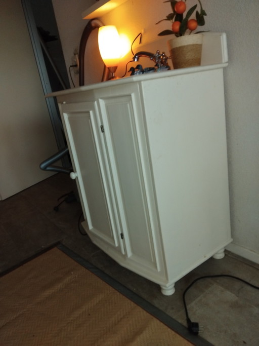 Schöner Waschtischunterschrank