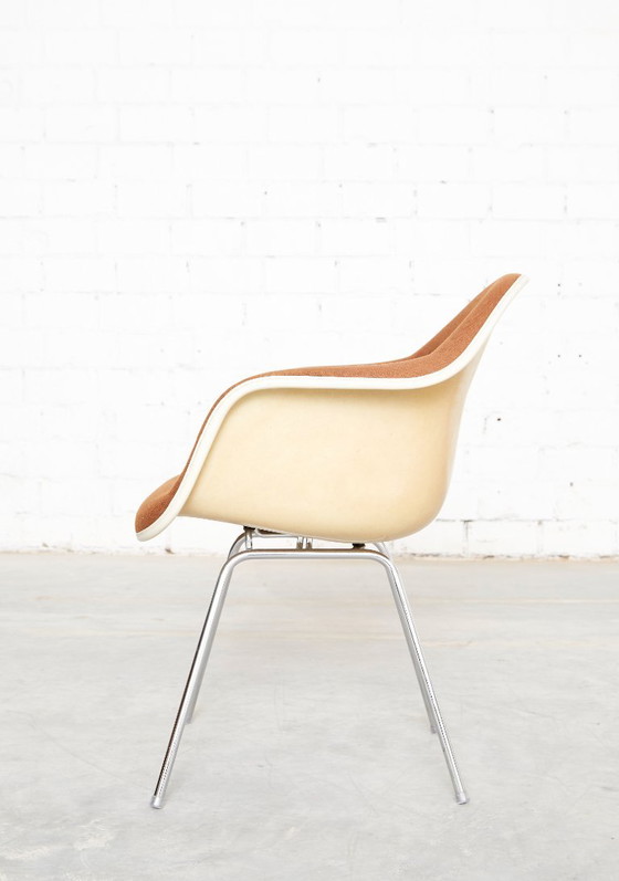 Off-White Dax Fiberglass Chair by Charles & Ray Eames for Vitra – Side chairs (photo 4 of 20)