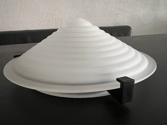 Image 1 of Lampadario vintage di grandi dimensioni – in vetro opalino a coste a forma di piramide