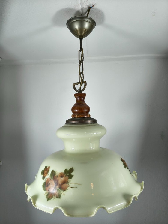 Image 1 of Antieke hanglamp van opaalglas en bloemdecor