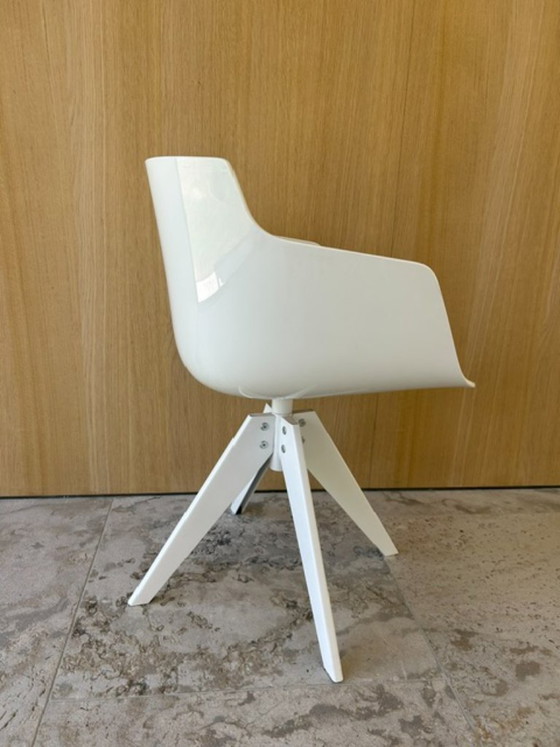 Image 1 of Ensemble : Table Arco Slim en chêne + 8 chaises Italia blanches en MDF