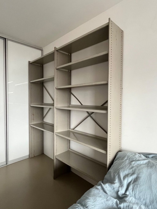 Twee stalen stellingkasten