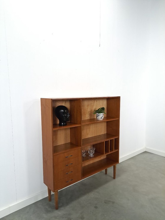 Image 1 of Deens teak vakkenkast met lades en hoge poten, vintage wandkast