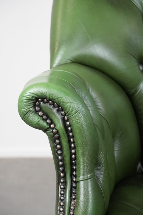Image 1 of Grand fauteuil de bureau Chesterfield en cuir de vachette vert de style anglais, sur roulettes et à dossier haut.