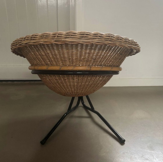 Image 1 of Fauteuil lounge, structure en métal noir, panier en rotin, Rohé Noordwolde, années 1950