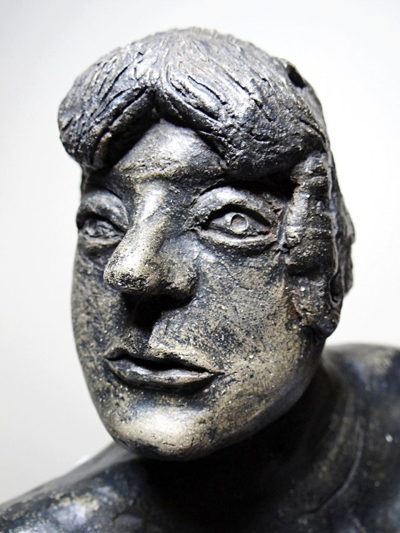 Image 1 of Keramikbüste einer Frau aus dem 20. Jahrhundert, ein nicht identifiziertes Kunstwerk.