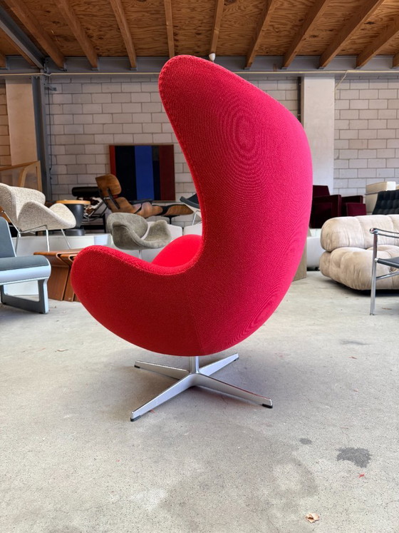 Silla Egg de Fritz Hansen diseñada por Arne Jacobsen (Stock: 2) – Sillones, Textile, Aluminium (photo 6 of 12)