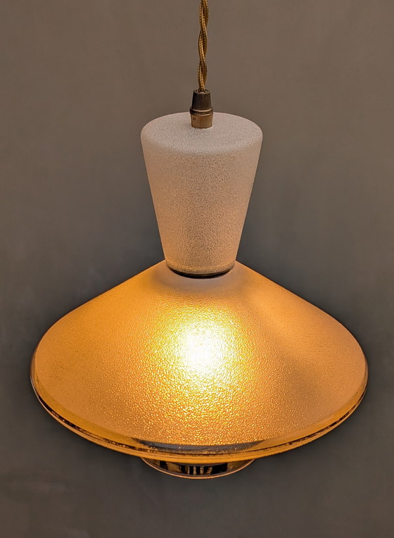 Image 1 of Lampada a sospensione francese in vetro satinato degli anni '60