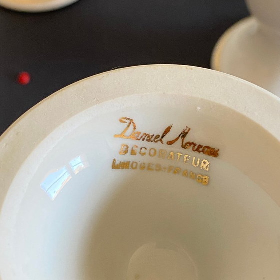 Image 1 of Tazas de café y té de Daniel Moreau con 6 mazagrans de porcelana de Limoges, flores y borde dorado