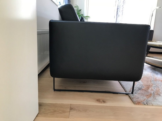 Image 1 of Montél Trial Sessel aus schwarzem Leder, ab 2023.