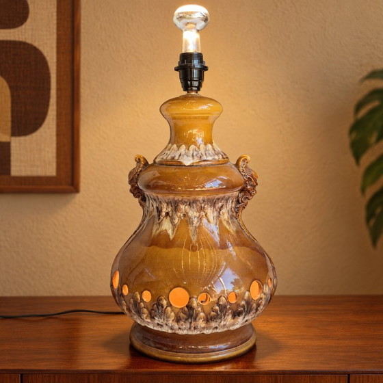 Große Karamell- und Creme-Emaille-Keramiklampe – Reliefdekor und Doppelbeleuchtung – Tischlampen, Ceramic (photo 2 of 9)