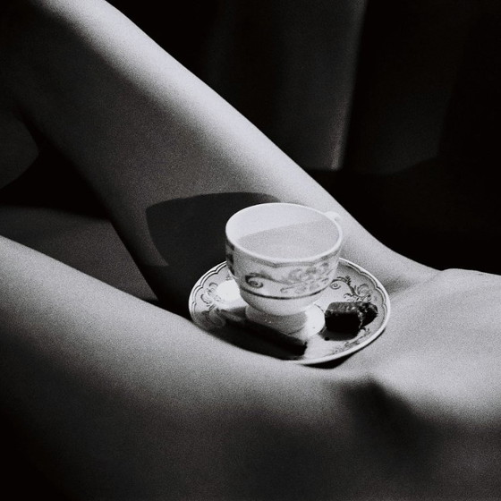 Image 1 of Kunstfoto „Tomas Urbelionis“ – „Eine Tasse Aphrodisiakum 2“